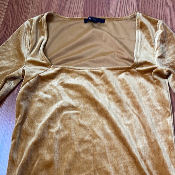 Golden velvet top - Picture 2 of 2